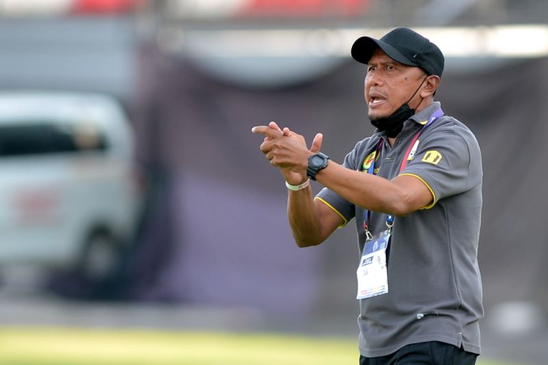 Pelatih Barito Putera Rahmad Darmawan memberikan instruksi kepada para pemain.