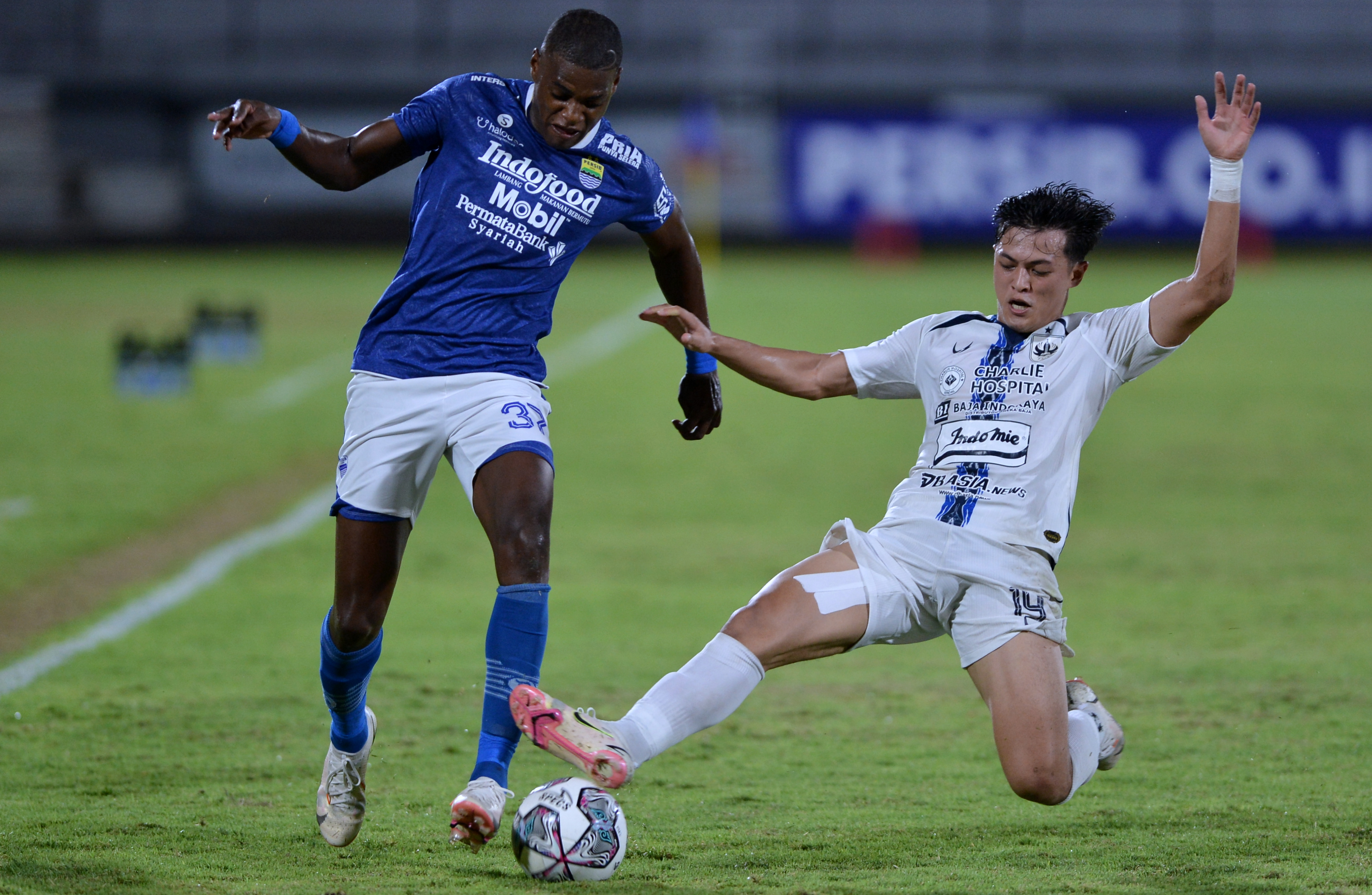 Pesepak bola PSIS Semarang Alfeandra Dewangga (kanan).