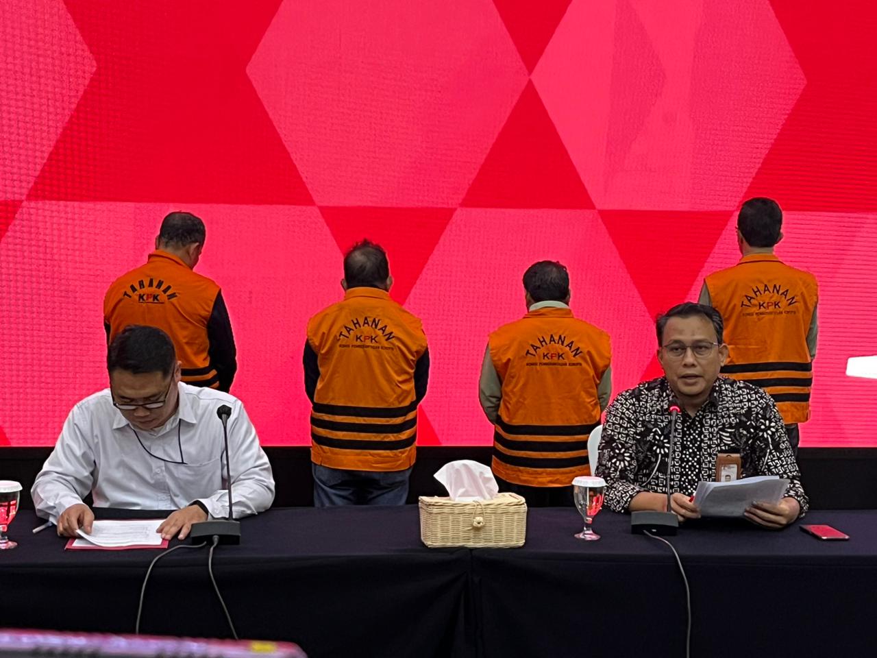 KPK menahan empat tersangka baru dalam kasus dugaan rasuah pembangunan Gereja Kingmi Mile 32. Tiga dari mereka merupakan pihak swasta.