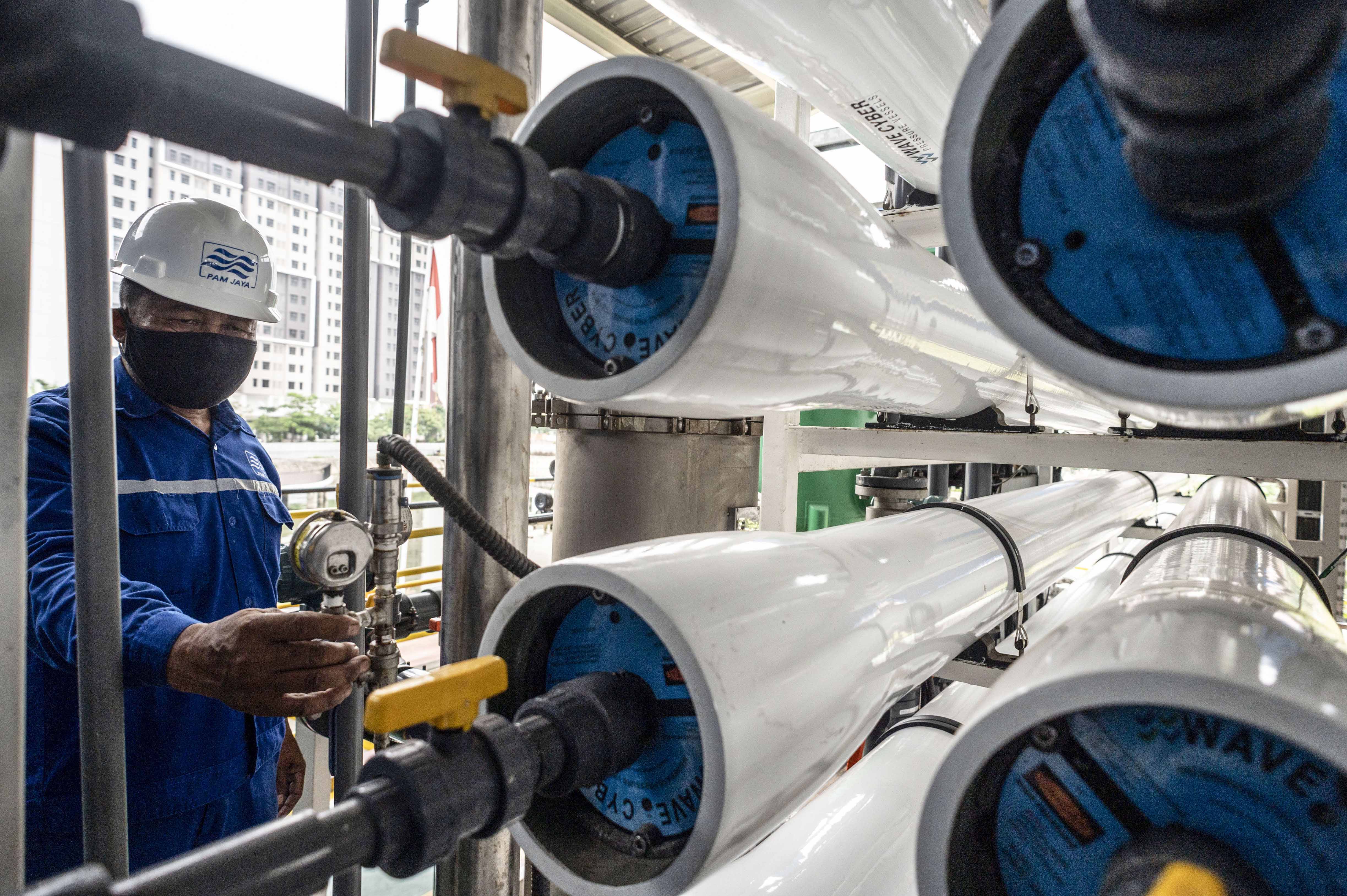 Petugas PAM Jaya memeriksa Instalasi Pengolahan Air (IPA) Mookervat di Daan Mogot, Jakarta, Senin (22/8/2022).