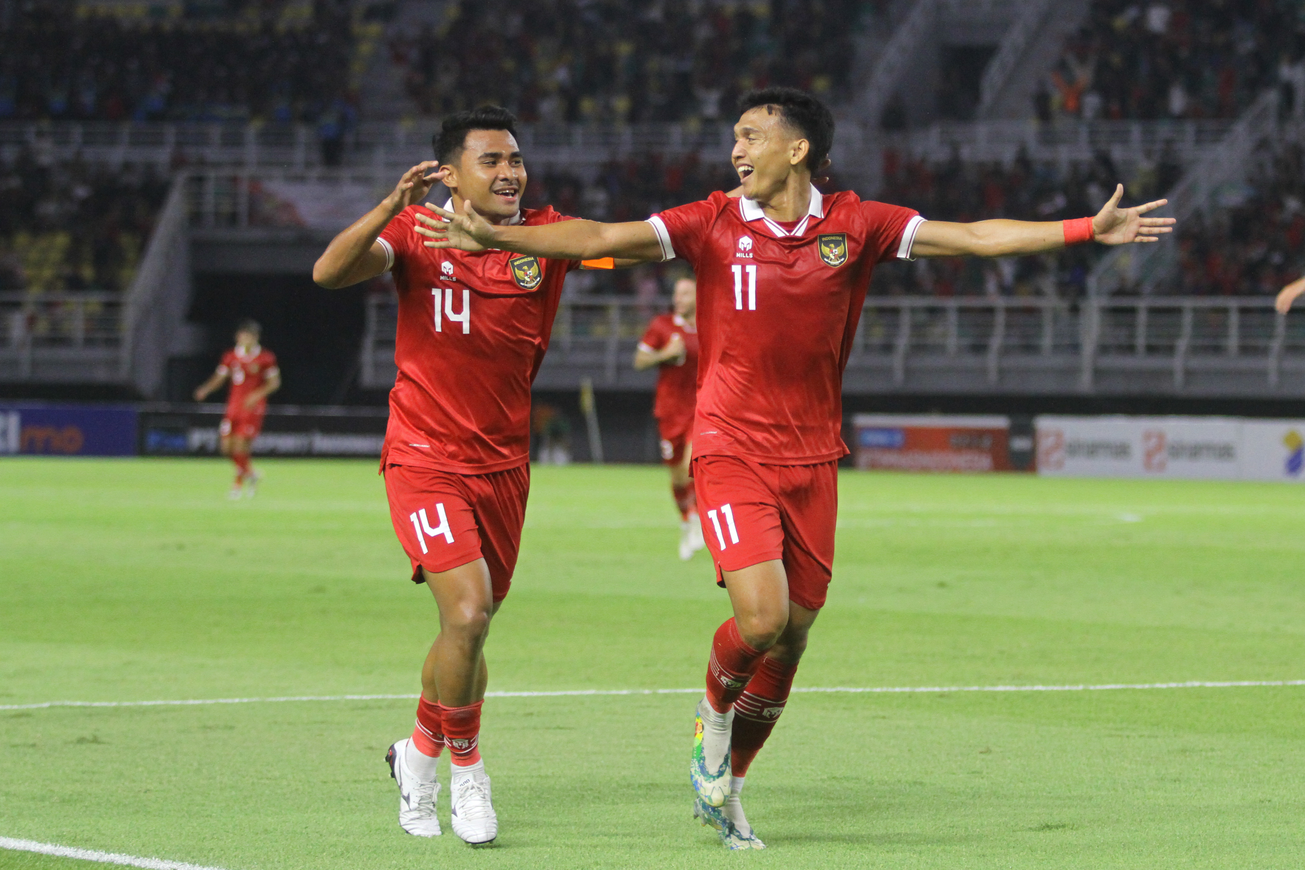 Dendy Sulistyawan (kanan) berselebrasi bersama Asnawi Mangkualam usai membobol gawang Timnas Turkmenistan saat FIFA Matchday