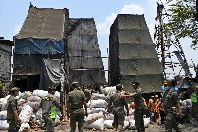 Ilustrasi - Sudin LH Jakarta Timur menutup sementara pabrik arang di lubang buaya karena mencemari lingkungan.
