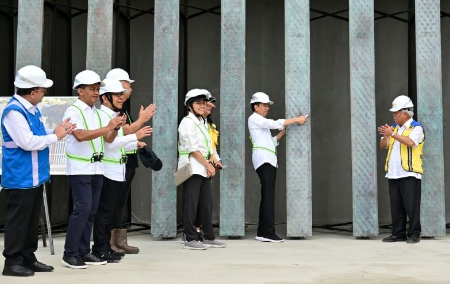 Jokowi Pasang Bilah Pertama Garuda di Kantor Presiden di IKN