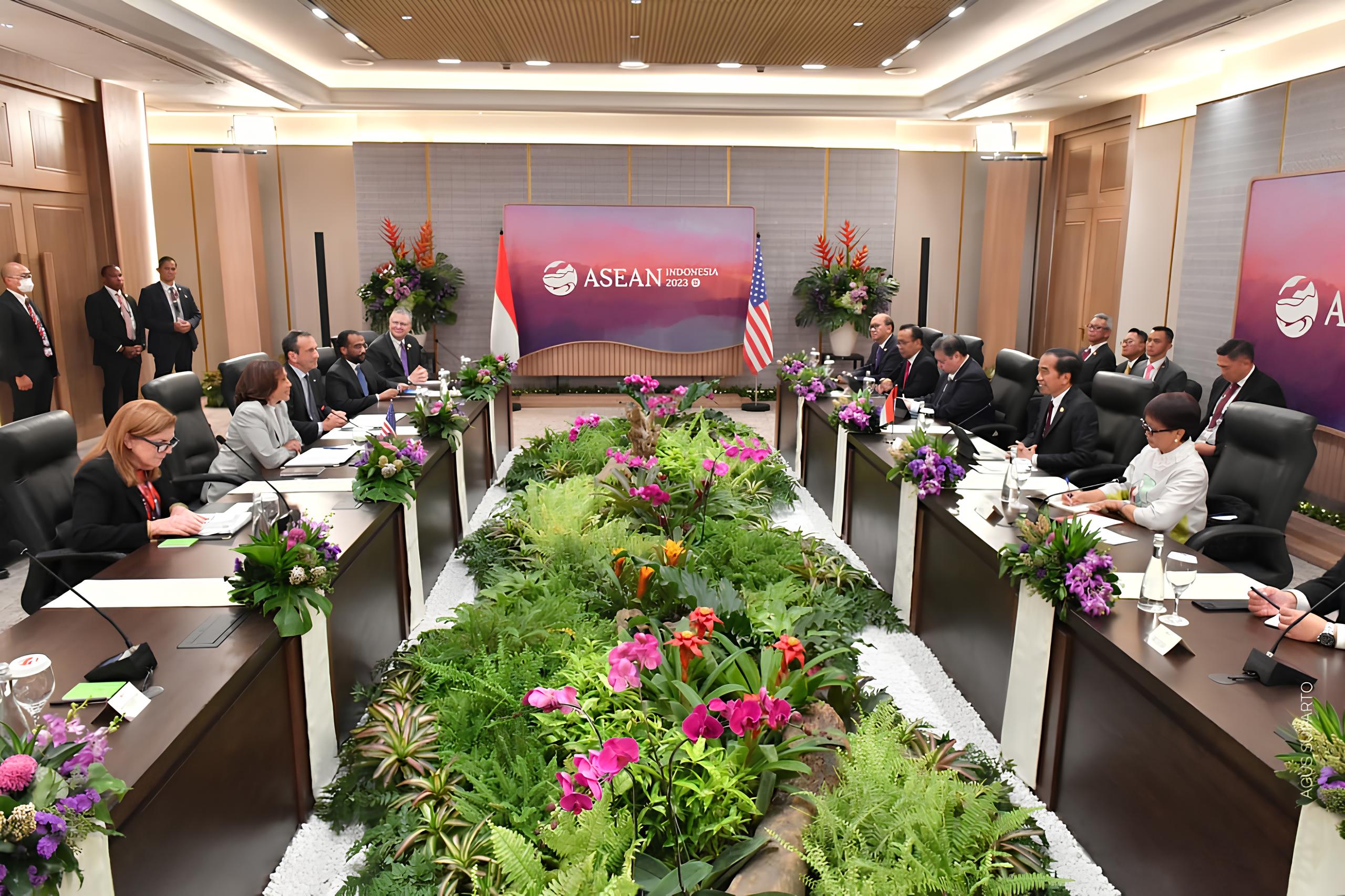 Presiden Joko Widodo dalam pertemuan dengan Wakil Presiden AS, Kamala Harris.