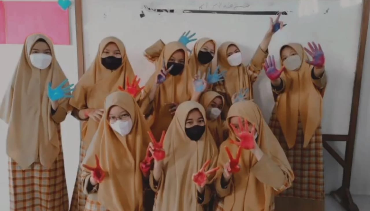 Keseruan murid-murid saat lomba menghias kelas.