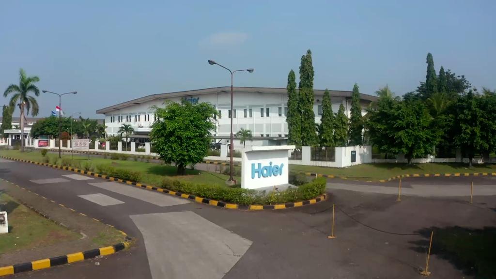 Pabrik milik Haier Group di Cikarang, Kabupaten Bekasi, yang memproduksi peralatan rumah tangga merek AQUA Elektronik.