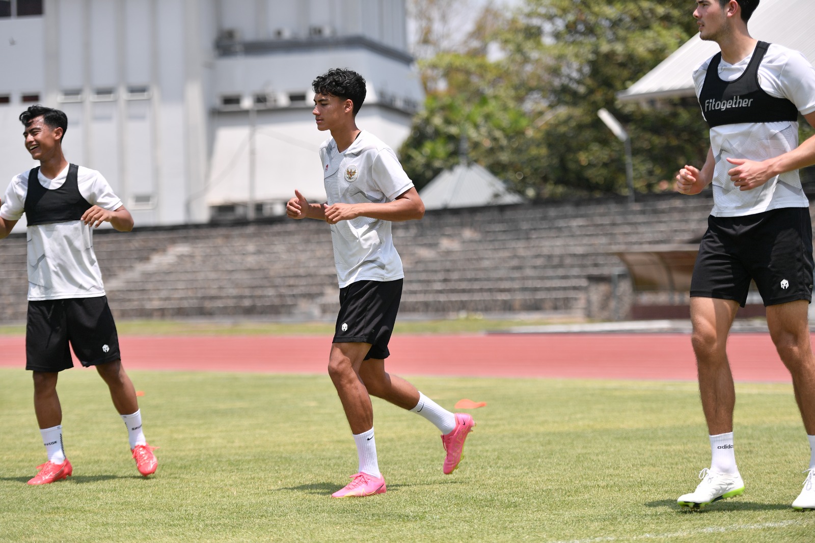 Rafael Struick (tengah) dan Elkan Baggott (kanan) saat latihan Tim U-23 di Stadion Sriwedari Solo, Kamis (7/9).