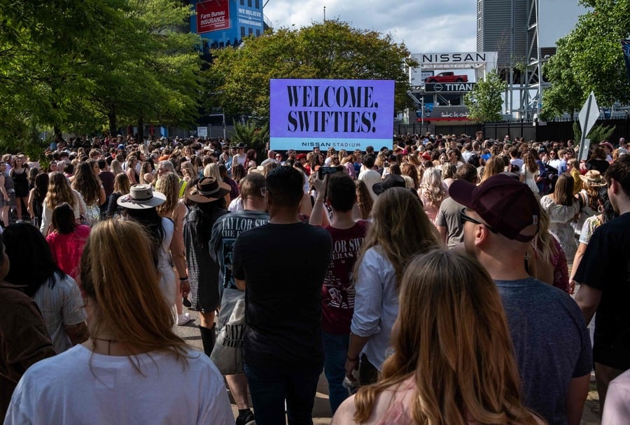 Suasana di sekitar lokasi The Eras Tour Taylor Swift di Nashville, AS.jpg