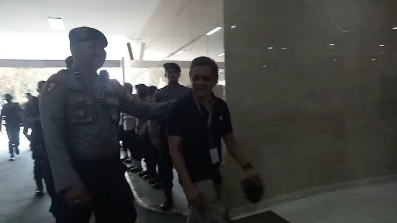 Rocky mendapatkan pengawalan ketat saat tiba di Bareskrim.