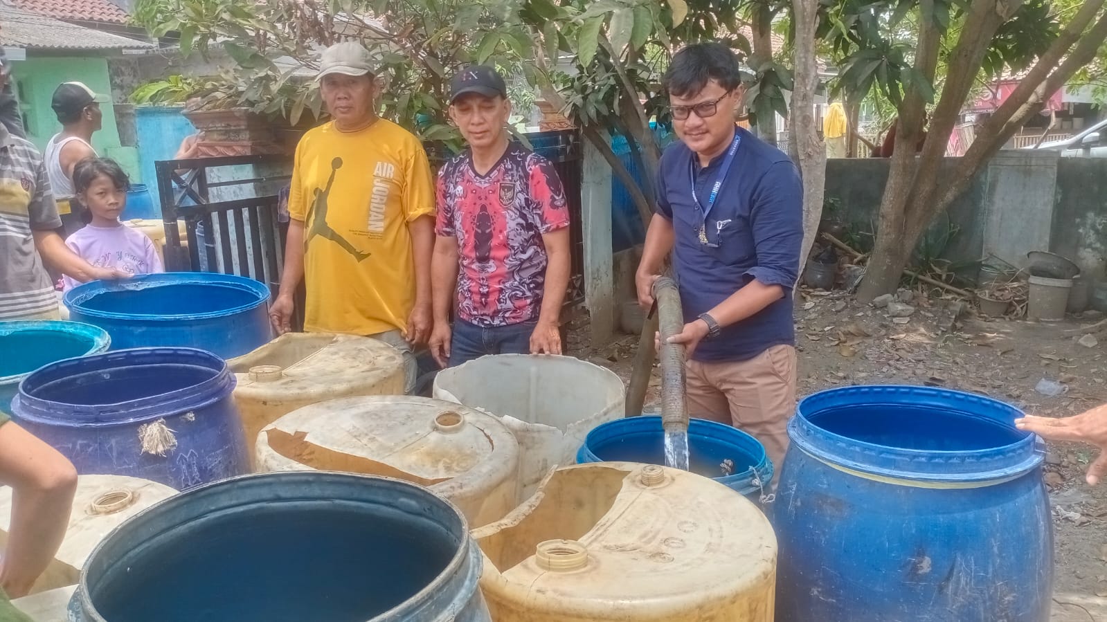 Bantuan air bersih untuk warga Serang dan Pandeglang dairi KS Group Peduli