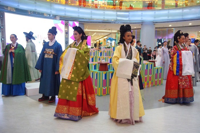 Kementerian Kebudayaan, Olahraga, dan Pariwisata Korea bersama Yayasan Kerajinan dan Desain Korea Selatan menggelar peragaan Hanbok Wave.