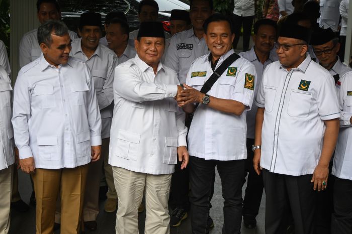 Ketua Umum Partai Gerindra Prabowo Subianto (depan, kedua kiri) bersama Ketua Umum PBB Yusril Ihza Mahendra (depan, kedua kanan).