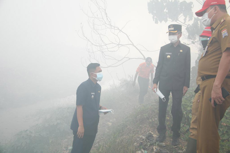 Pj Walikota Palembang Ratu Dewa mengecek TPA Sukawinatan yang masih terbakar.