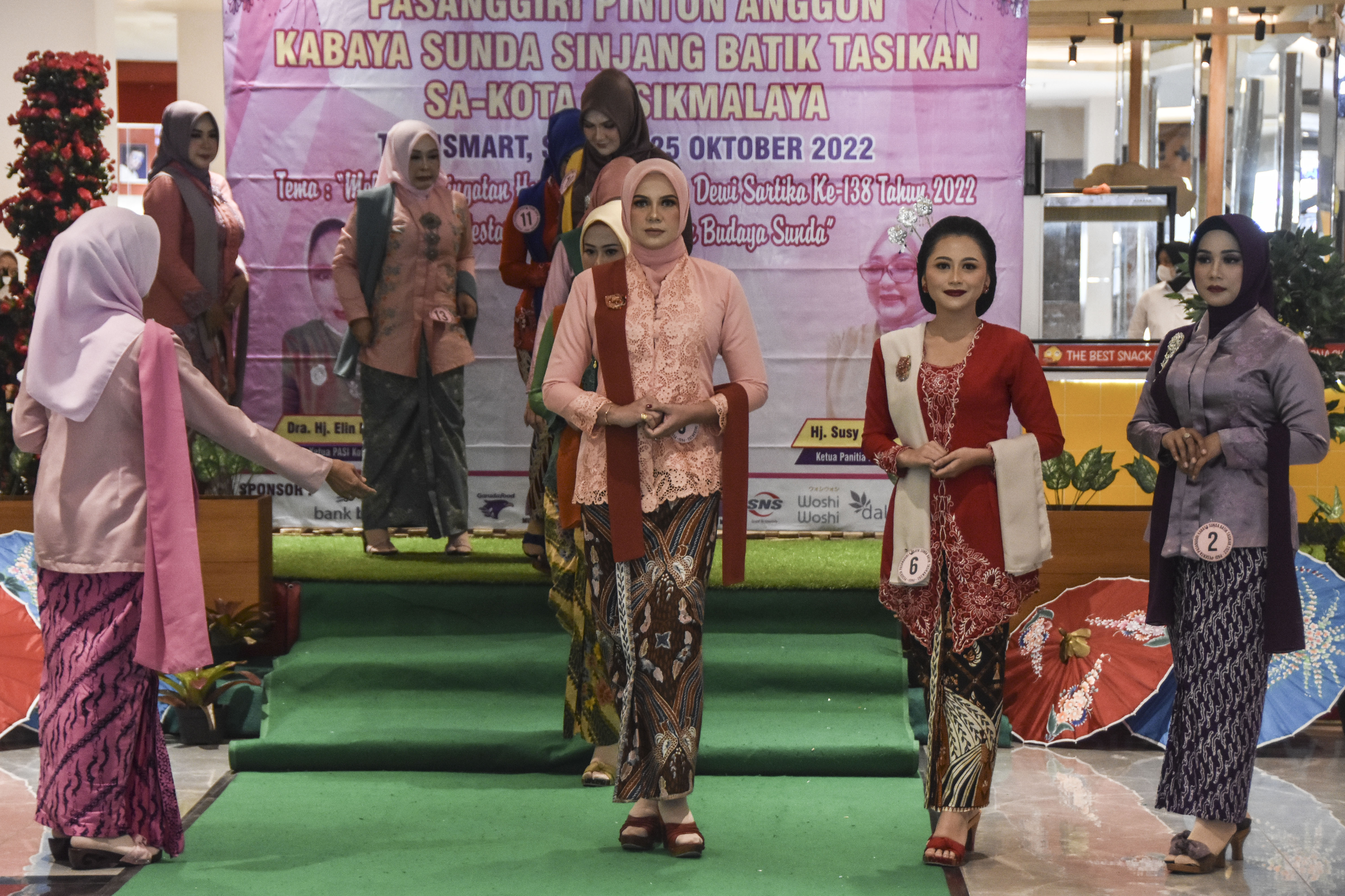 Model memperagakan busana kebaya.