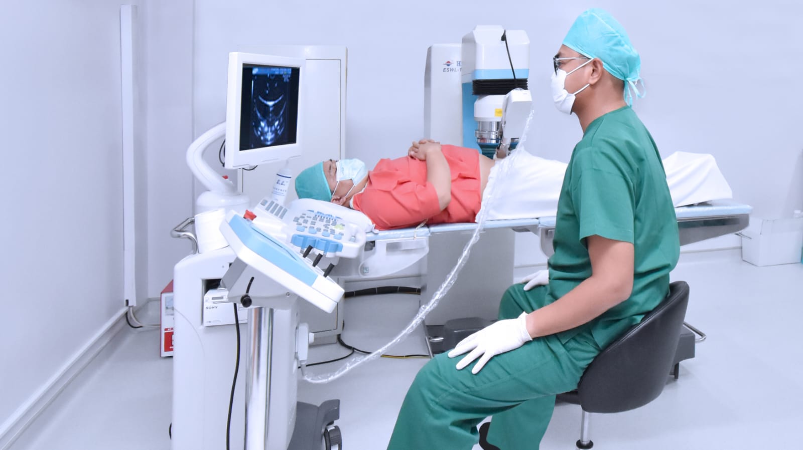 Pengobatan batu ginjal metode ESWL menggunakan alat yang menghasilkan gelombang kejut untuk memecah batu ginjal menjadi fragmen kecil.