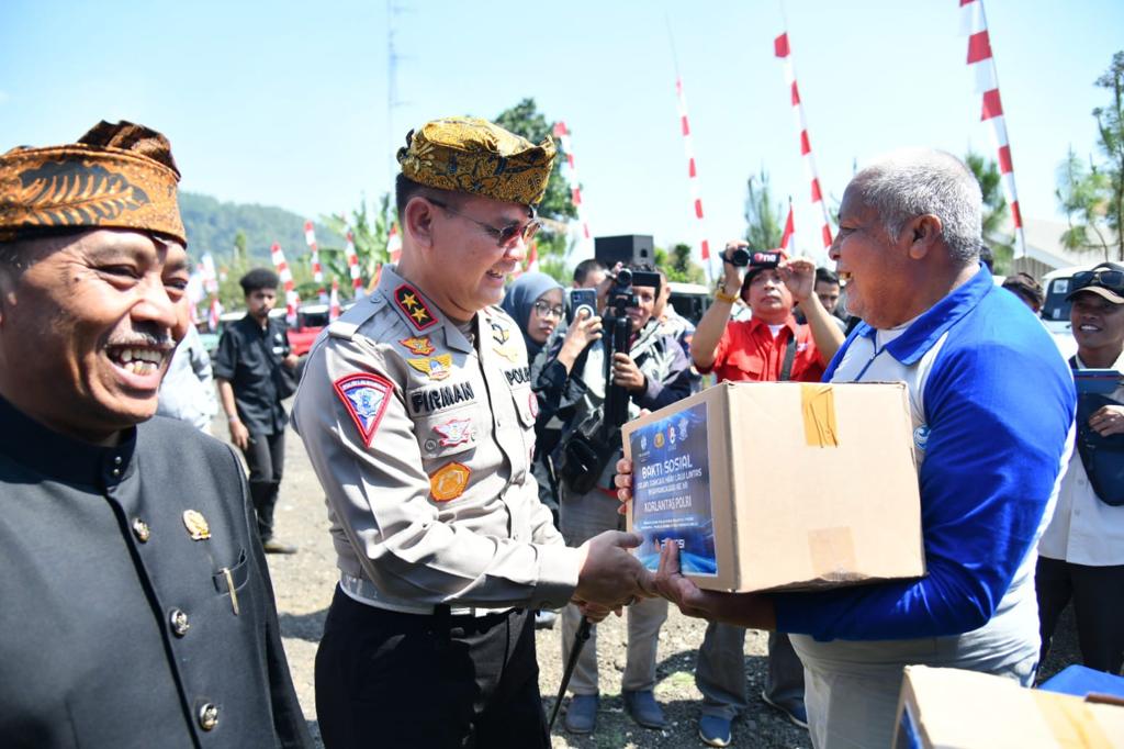 Kakorlantas Polri Irjen Pol Firman Shantyabudi memberi bantuan kepada warga di Kabupaten Serang, Banten