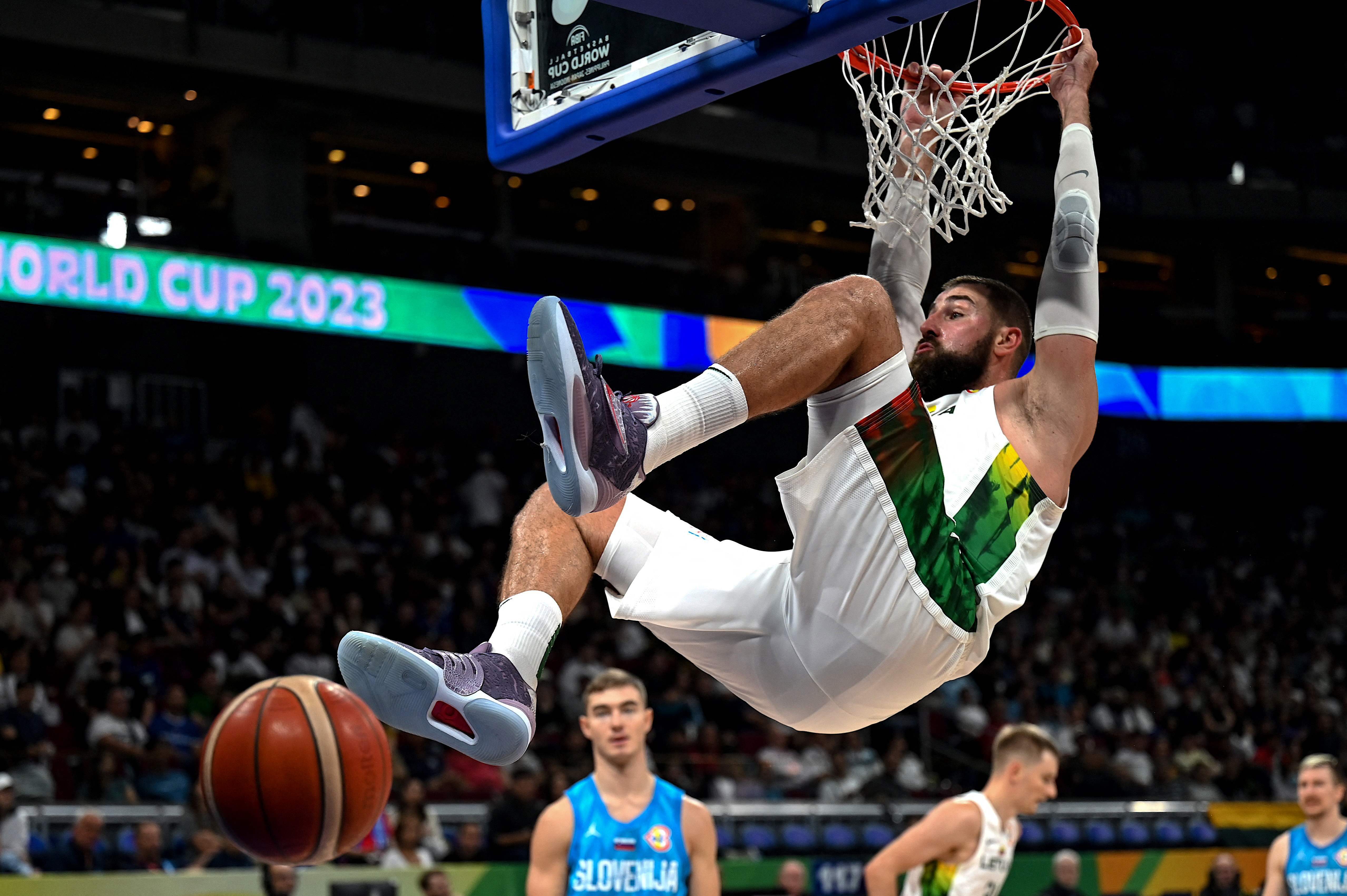 Pebasket Lithuania Jonas Valanciunas melakukan slam dunk dalam laga Kejuaraan Dunia Bola Basket melawan Slovenia.