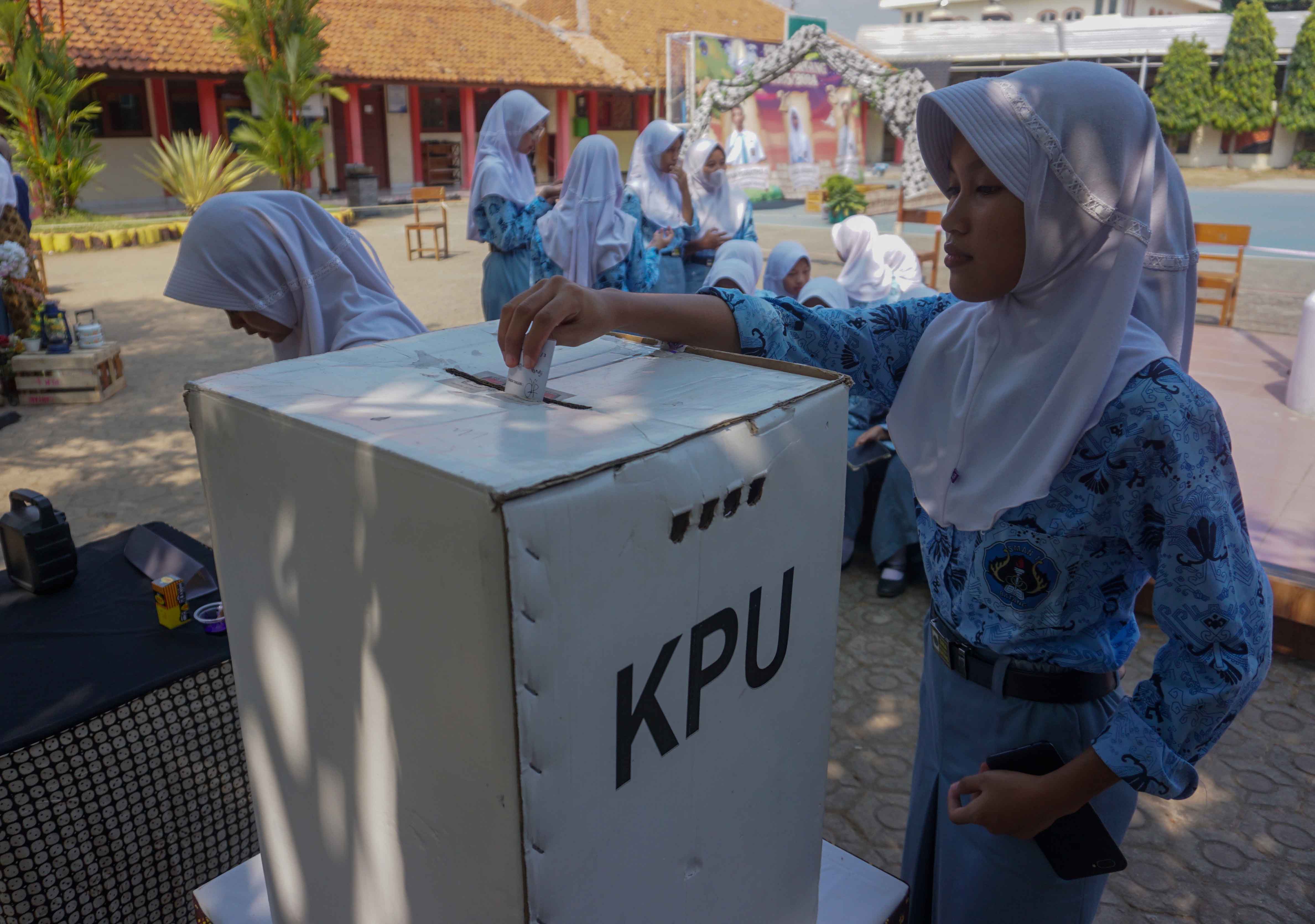 Simulasi pelajar memasukkan kertas suara ke dalam kotak