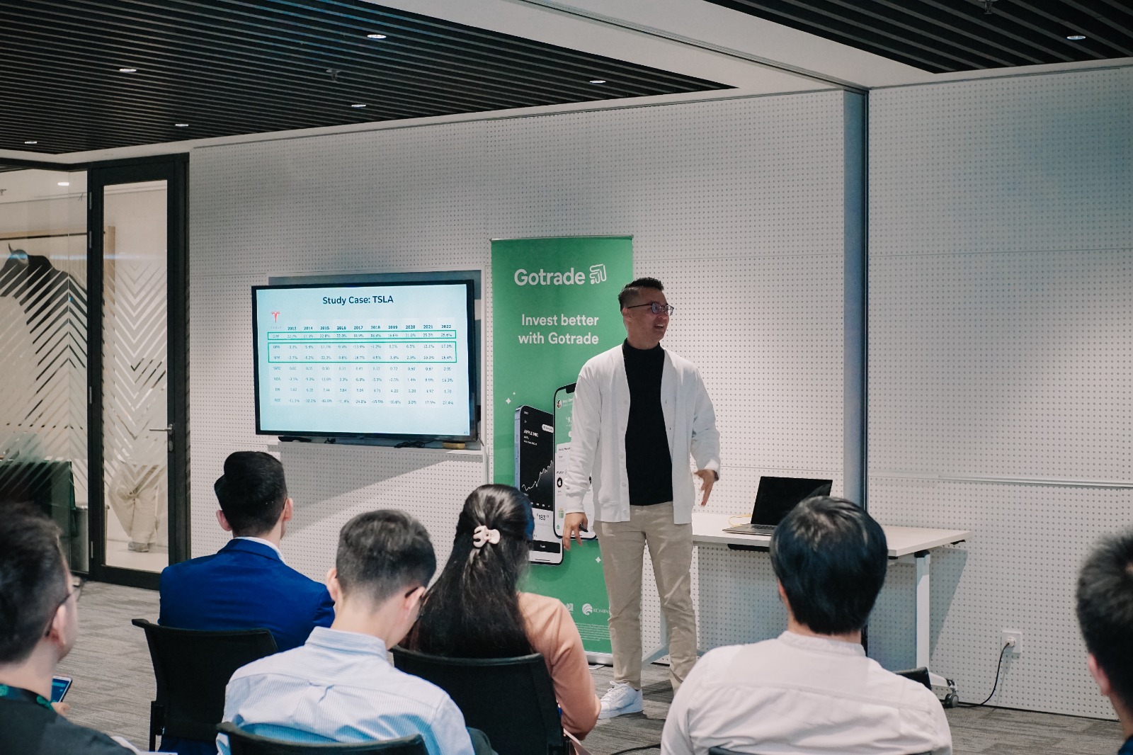 Edukator dan influencer finansial Kefas Evander memberikan materi di seminar Deep Dive Into Fundamental Analysis.