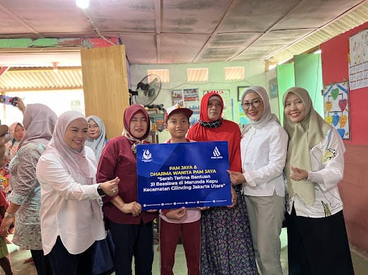 Pemberian bantuan pendidikan kepada warga Marunda Kepu, Jakarta Utara.