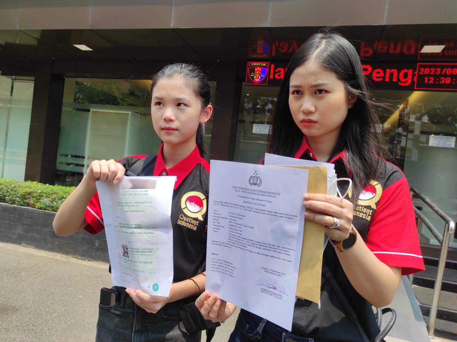 Siswi SMA, Kate Victoria Lim (kiri) 