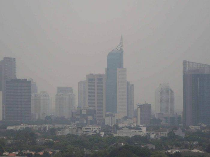 Lanskap gedung bertingkat yang diselimuti kabut polusi udara di Jakarta, Rabu (13/09).