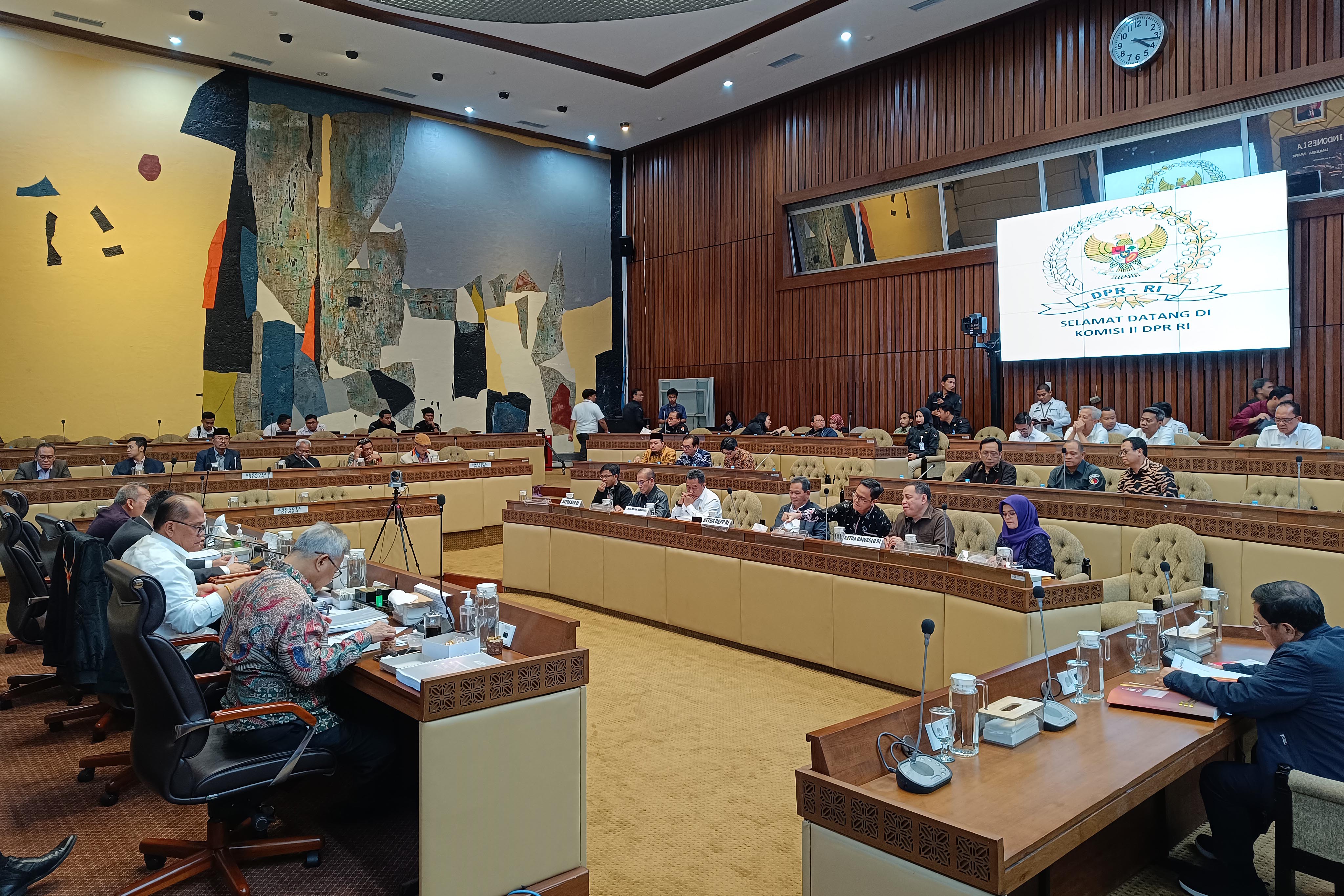 Suasana rapat konsultasi dengan penyelenggara pemilu dan Komisi II di Gedung Nusantara, Kompleks Parlemen Senayan