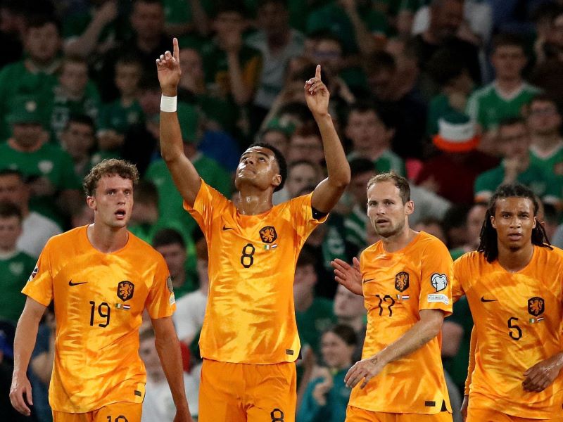 Para pemain Belanda melakukan selebrasi usai mencetak gol ke gawang Irlandia.