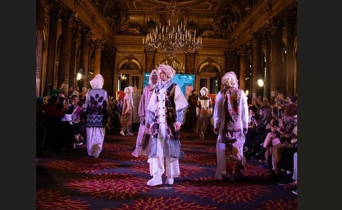 (foto ilustrasi) Salah satu koleksi desainer Indonesia yang diperagakan di Paris, Prancis.