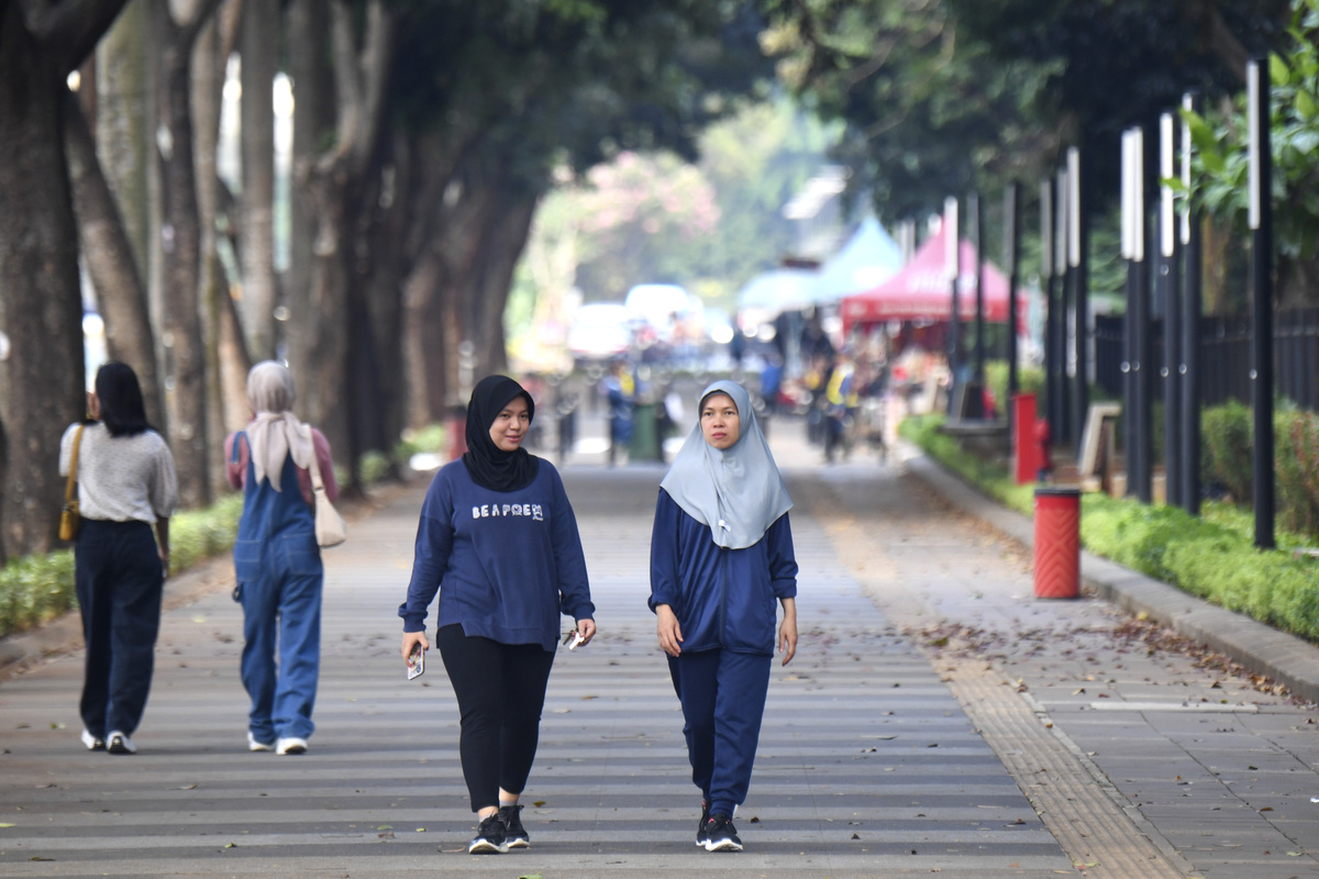 Sejumlah pengunjung berjalan kaki di kawasan Gelora Bung Karno (GBK), Senayan, Jakarta.