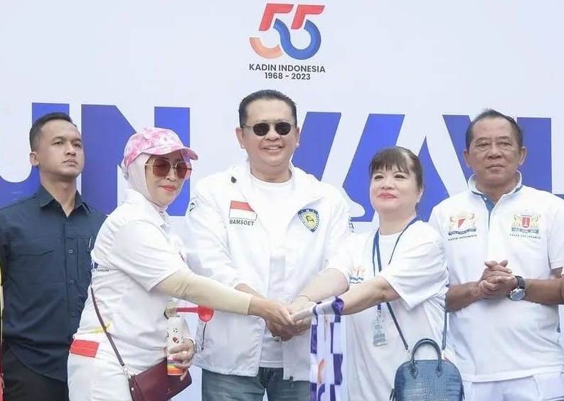 HUT ke-55 Kadin diwarnai acara fun walk yang dihadiri Ketua MPR Bambang Soesatyo (tengah) dan Ketua Umum Kadin DKI Diana Dewi (kedua kiri).