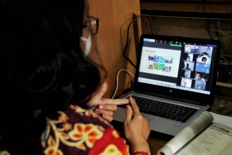 Seorang guru memberikan pembelajaran jarak jauh.