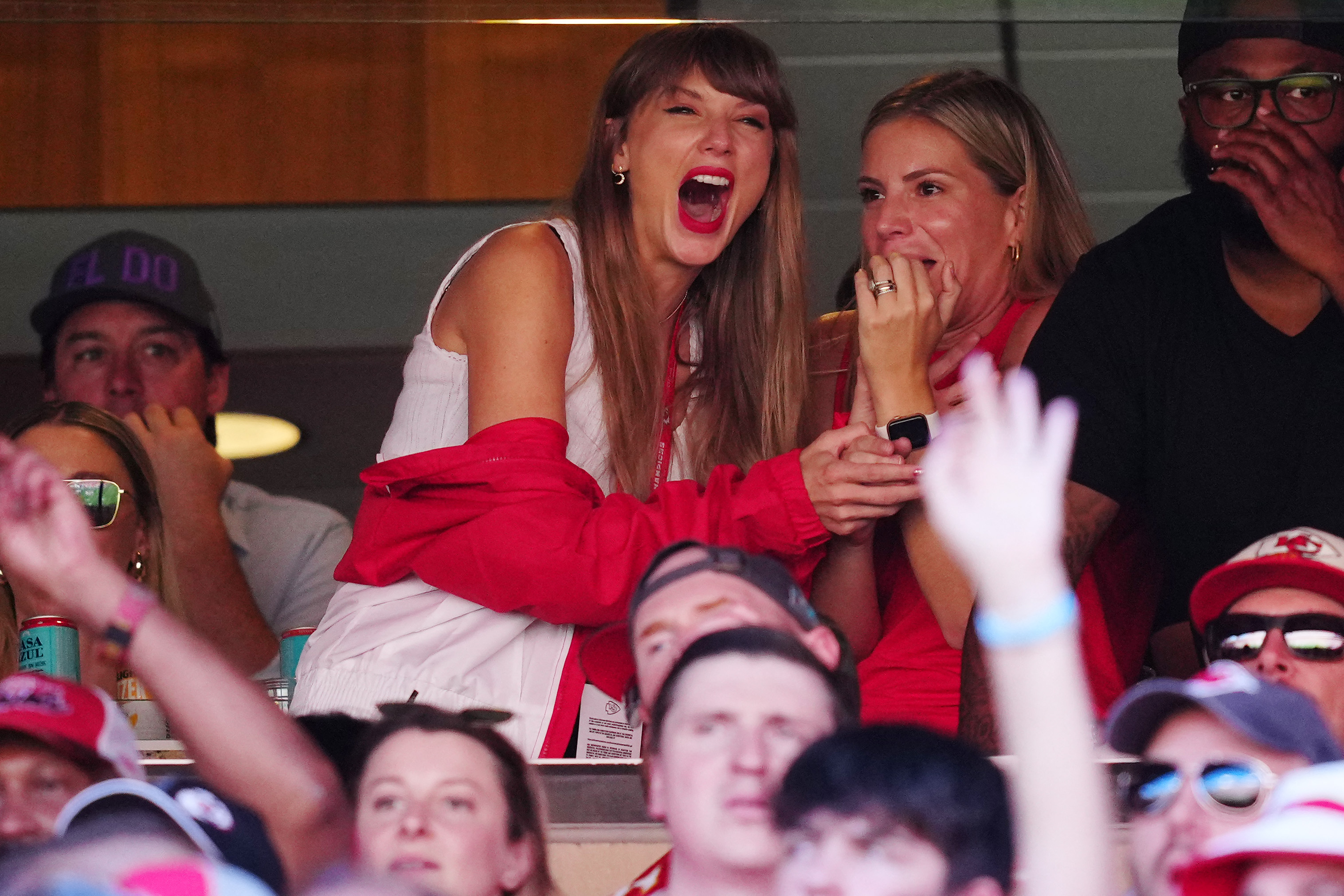 Taylor Swift Dikabarkan Jalin Hubungan dengan Atlet American Football