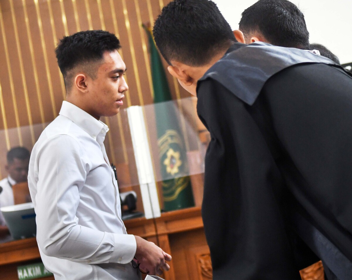 Terdakwa kasus penganiayaan atas Cristalino David Ozora, Mario Dandy Satriyo (kiri).