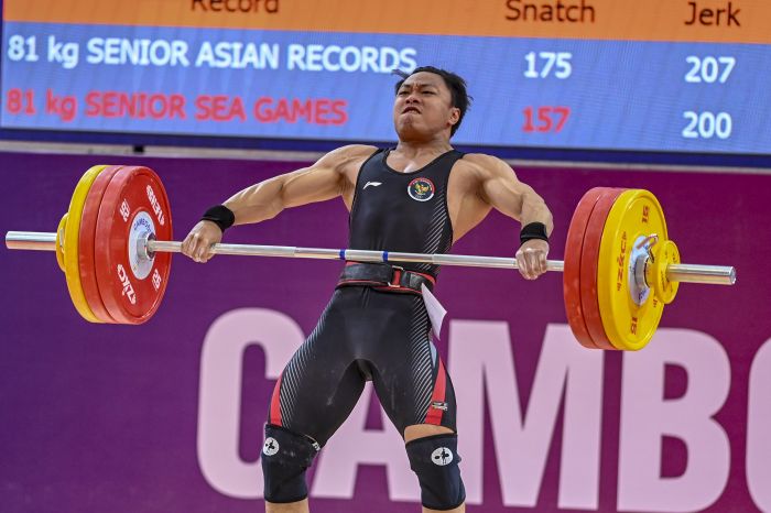 Aksi lifter Indonesia Rahmat Erwin Abdullah di SEA Games 2023.