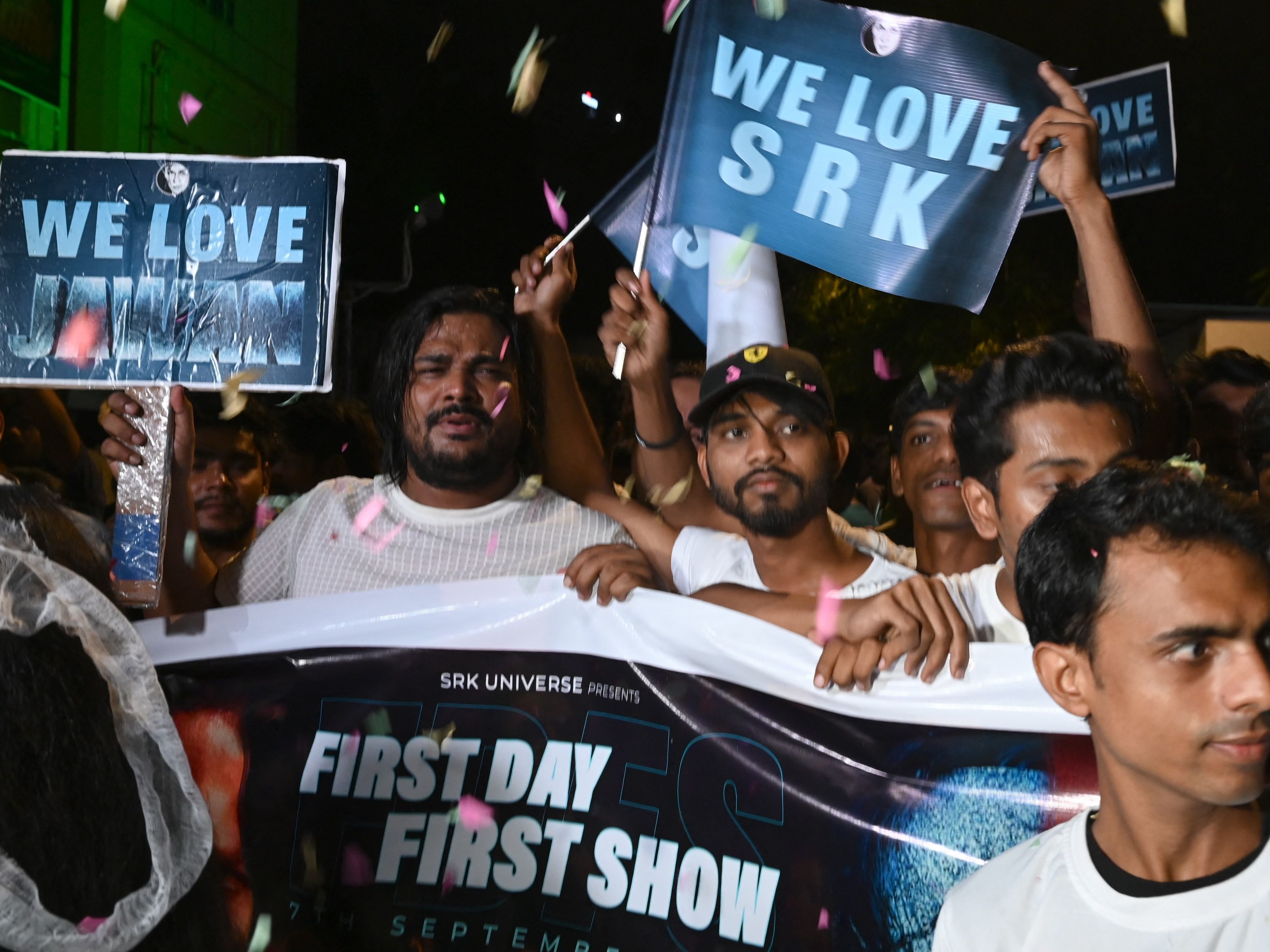 Penggemar aktor India Shahrukh Khan menuju bioskop untuk menonton pemutaran pertama film Jawan di Mumbai pada 7 September 2023. 