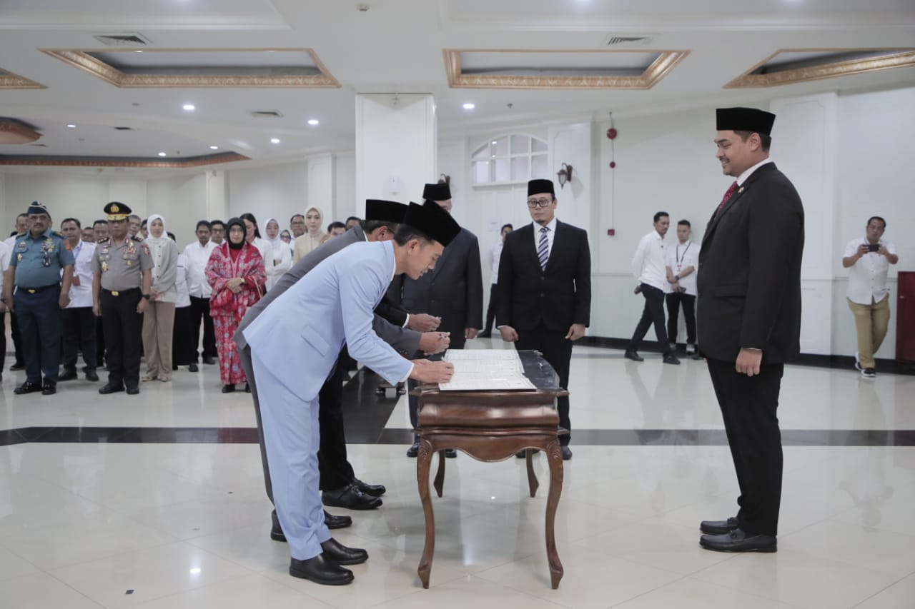 Pelantikan Asrorun Niam Sholeh sebagai Deputi 1 Bidang Pemberdayaan Pemuda Kemenpora, di Wisma Kemenpora, Senin (11/9).