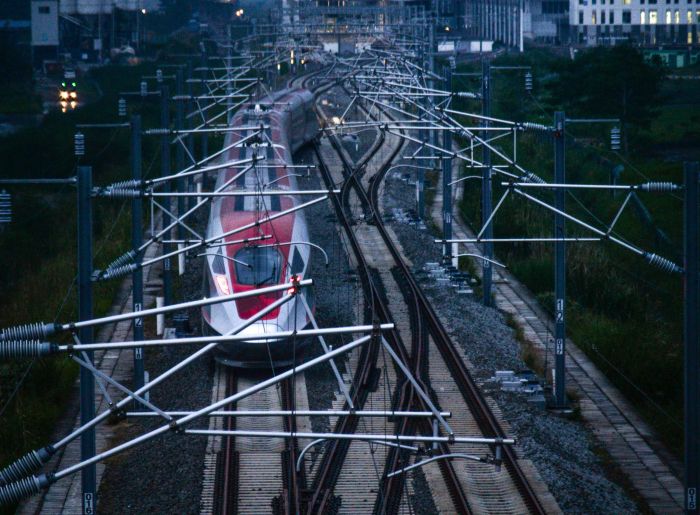 Jokowi Pertimbangkan Teruskan Proyek Kereta Cepat Jakarta - Bandung hingga Surabaya