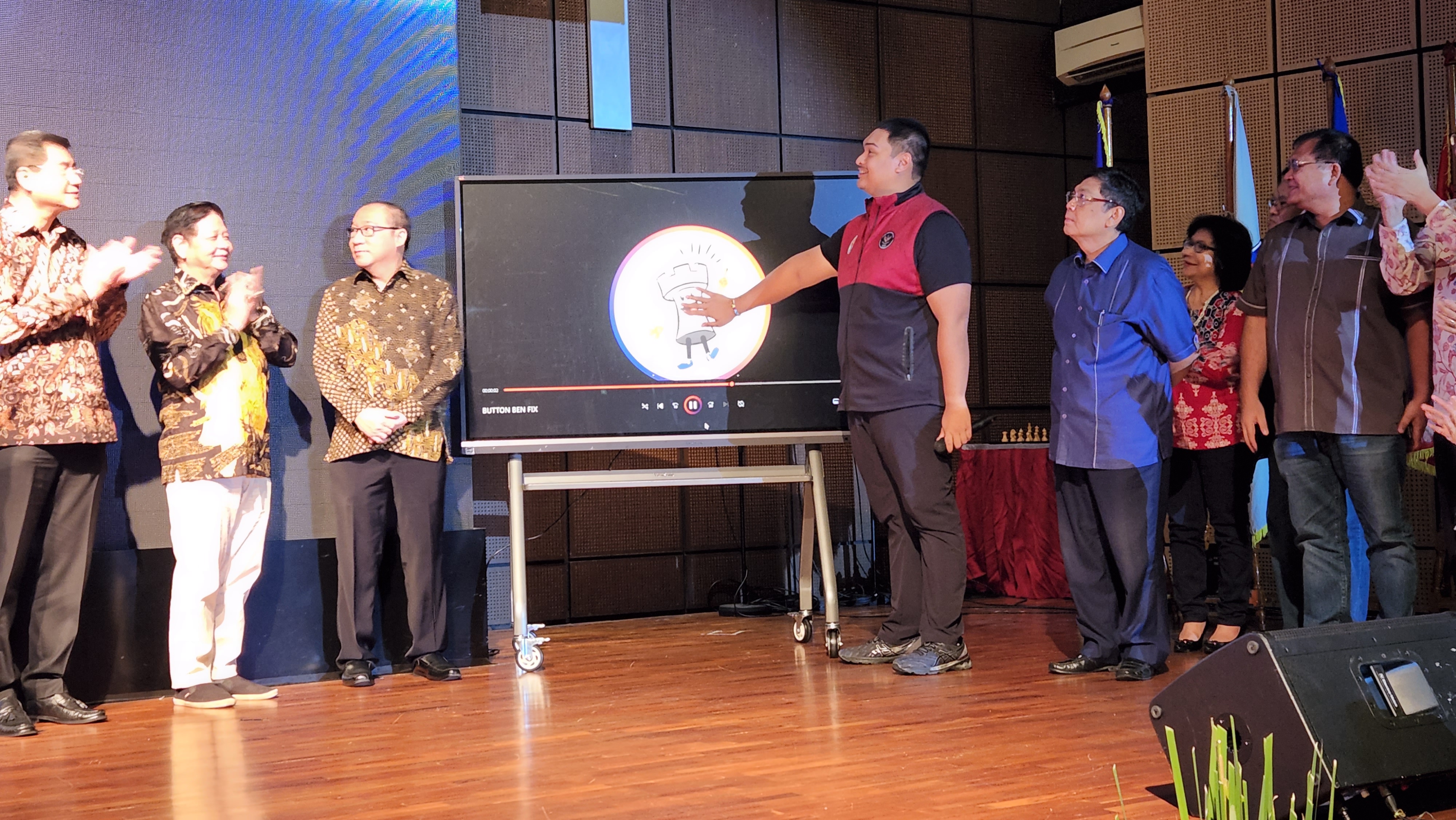 Menpora Dito Ariotedjo (keempat dari kanan) membuka Festival Catur Pelajar Tingkat Nasional 2023.