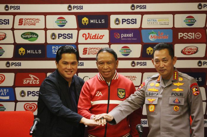 Ketua Umum PSSI Erick Thohir (kiri), Menpora Zainuddin Amali, dan Kapolri Listyo Sigit Prabowo berjanji melawan mafia bola.