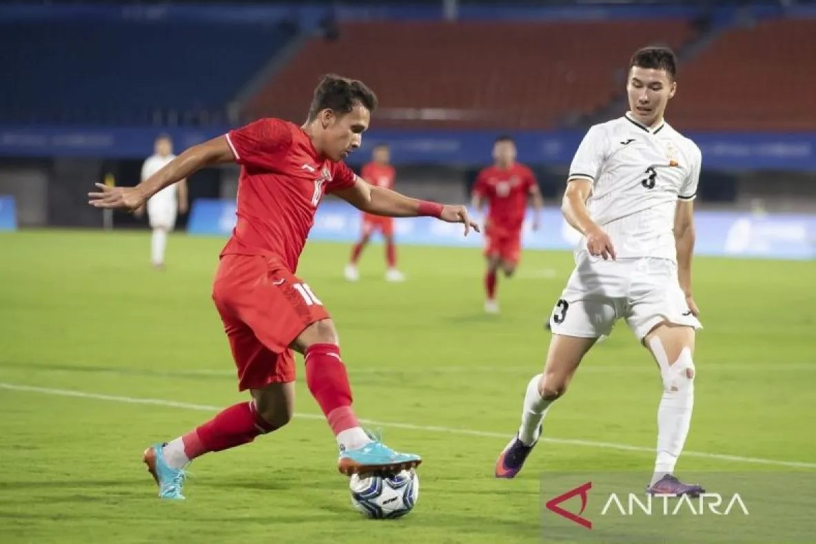 Pesepak bola Timnas U-24 Indonesia Egy Maulana Vikri (kiri) dihadang pesepak bola Kirgistan Elaman Akybekov (kanan)