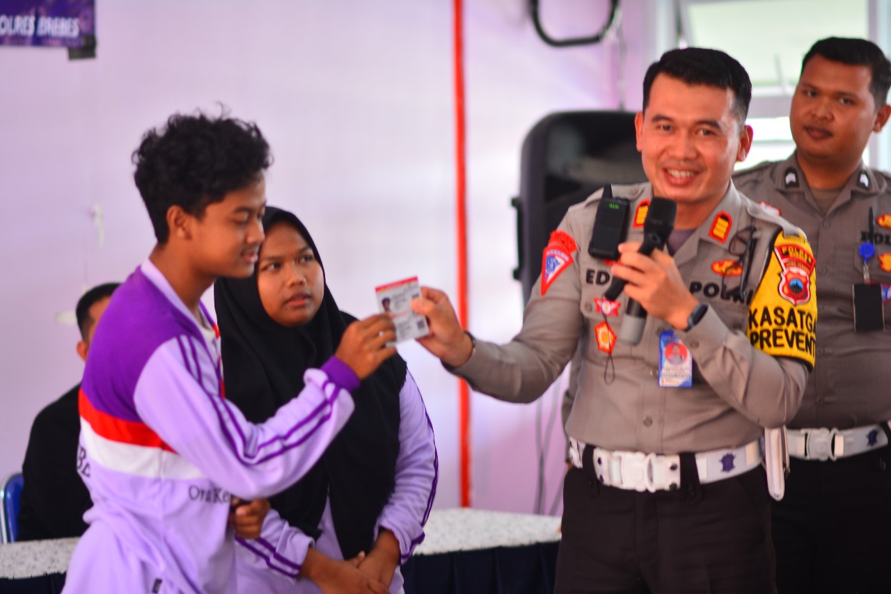Kasatlantas Polres Brebes AKP Edi Sukamto memberi edukasi kepada siswa di Sekolah Luar Biasa Negeri (SLBN), Brebes, Jateng. 