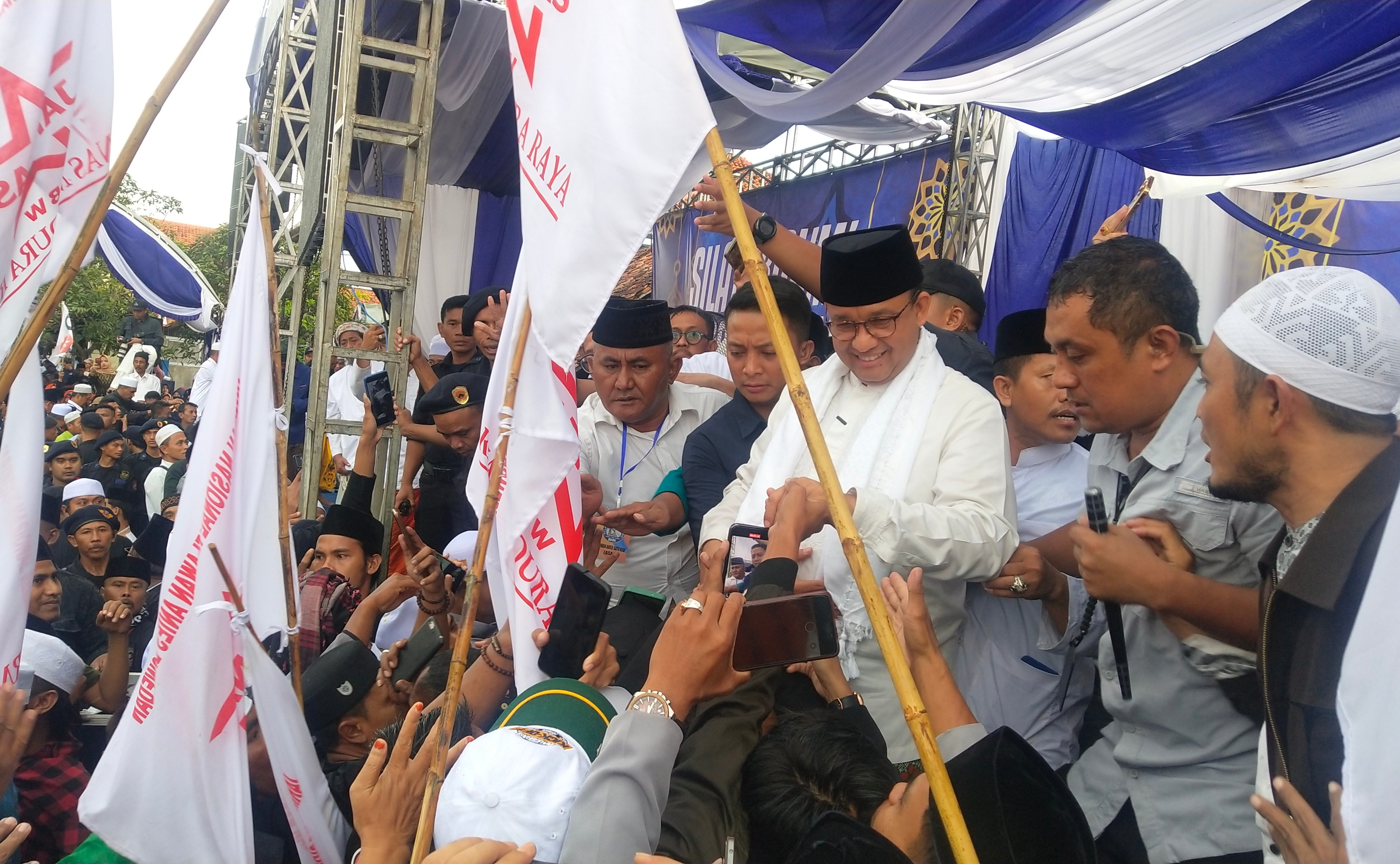 Anies Baswedan menyapa pendukungnya saat berkunjung di Ponpes Attaroqqi, Kabupaten Sampang, Jawa Timur 18 Maret 2023