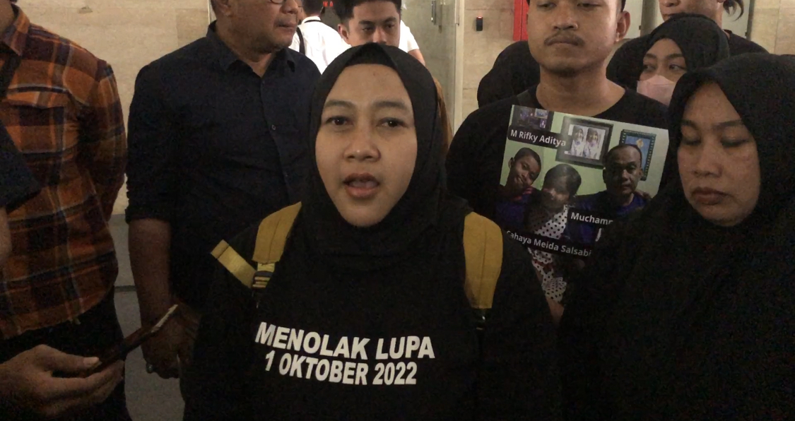 Salah satu keluarga korban tragedi Kanjuruhan di Bareskrim Polri.