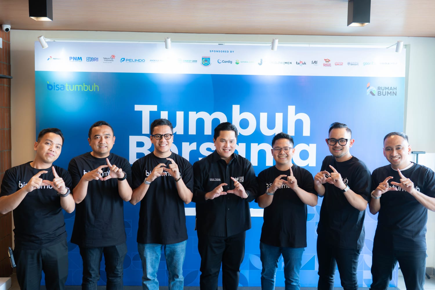  Menteri BUMN Erick Thohir (tengah) mendukung kolaborasi Rumah BUMN dan Bisa Tumbuh untuk membantu UMKM.