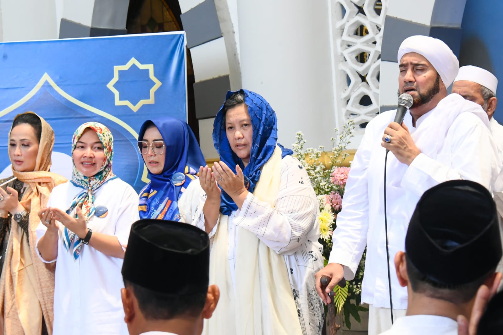 Wakil Ketua MPR Lestari Moerdijat (tengah) dan Habib Syech bin Abdul Qadir Assegaf (kanan).