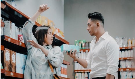 Krisjiana Baharudin (kanan) dan Mawar de Jong di serial Love Ice Cream