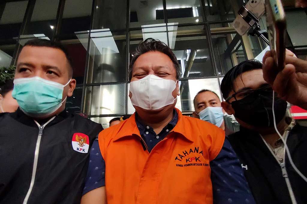 Bambang Kayun memakai rompi tahanan