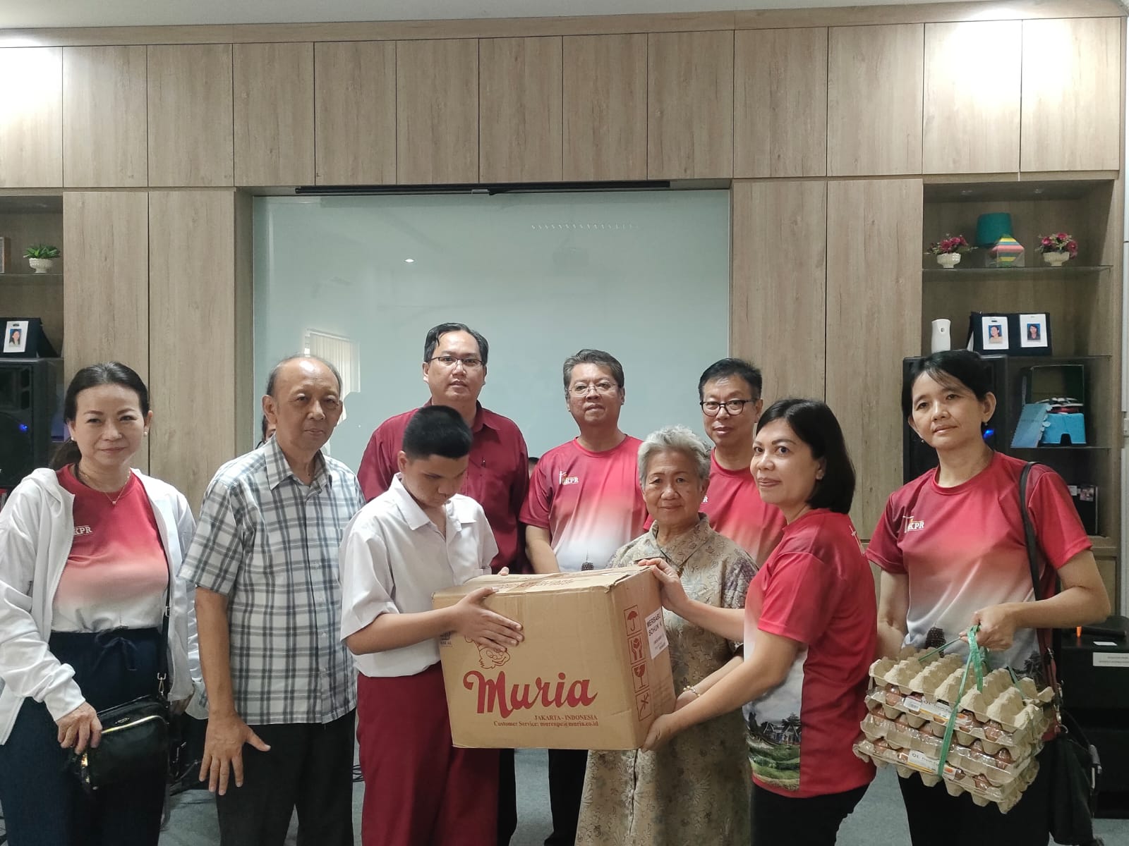 Penyerahan bantuan untuk Yayasan Pendidikan Dwituna Rawinala. 