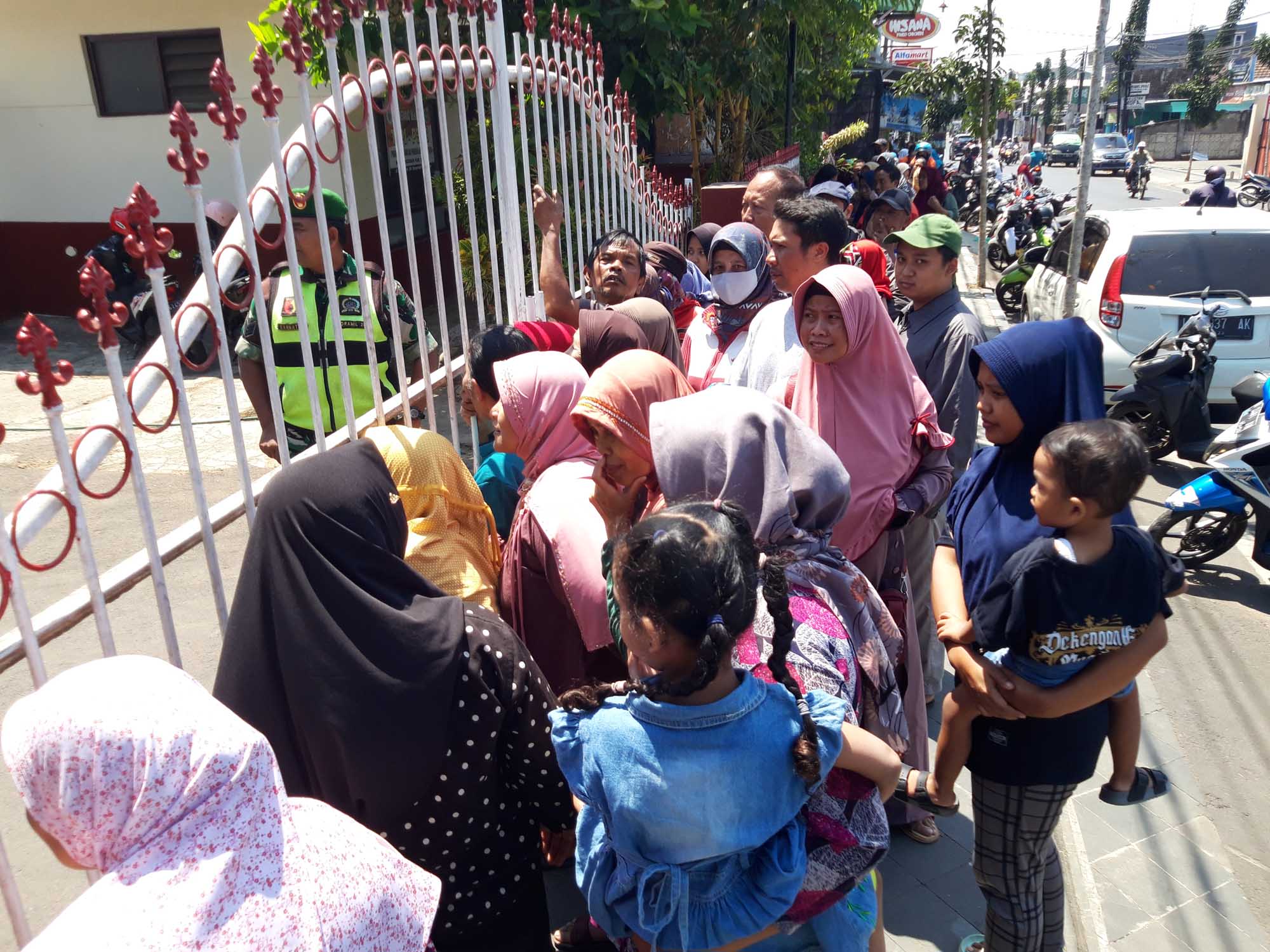 Warga antre membeli beras saat pasar murah beras medium program Stabilisasi Pasokan dan Harga Pangan (SPHP) Bulog Malang